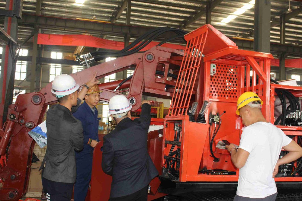 四驱矿车越野挑战赛:谁能征服45度陡坡?