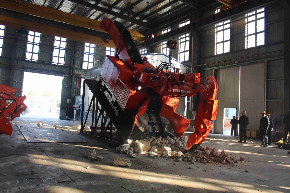 矿用扒渣机履带材质对比：橡胶vs钢链谁更耐用
