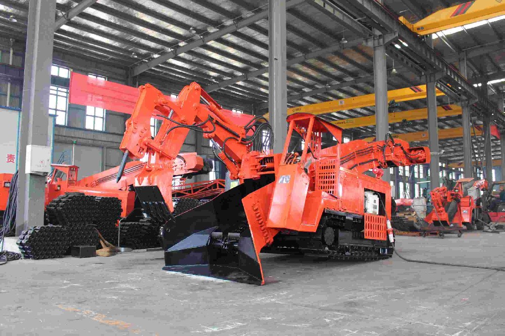 扒渣机履带式和轮式有什么区别？襄阳厂家如何选择？
