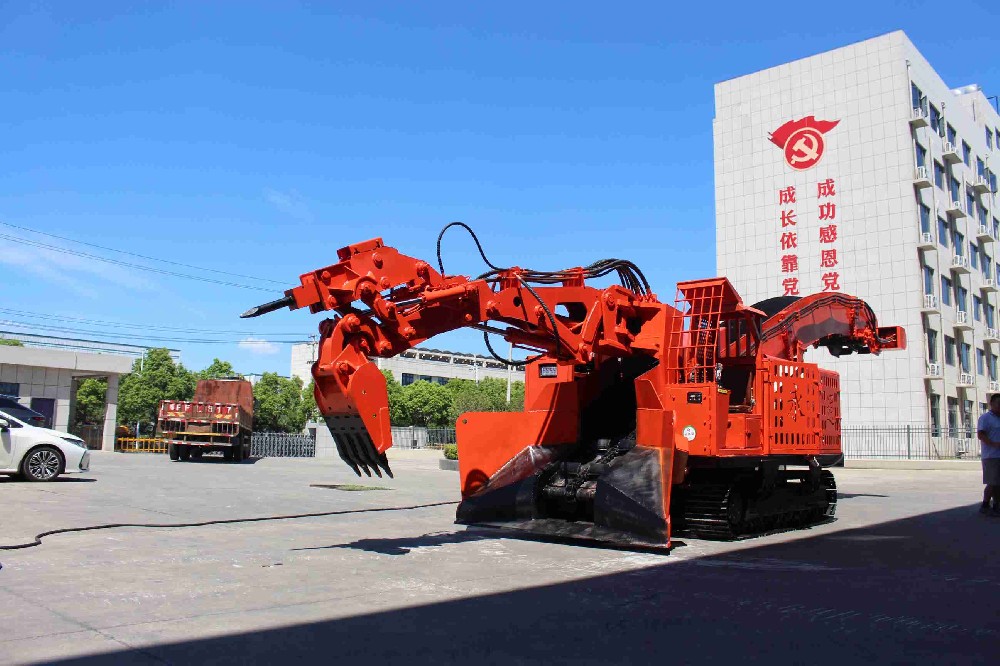 履带扒渣机在复杂地形的优势