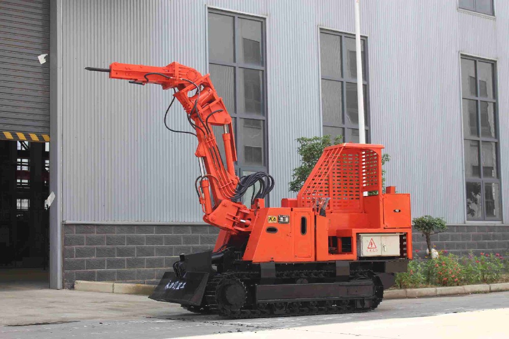 扒渣机女司机访谈:这个行业女性也能顶半边天!