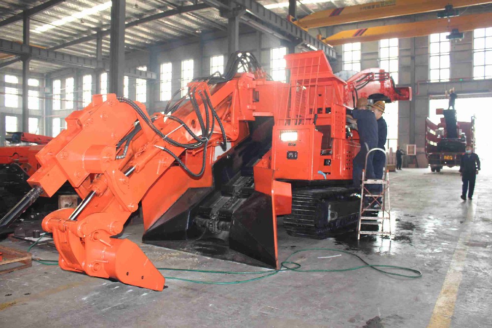 四驱矿车差速锁技术，泥泞坡道轻松脱困
