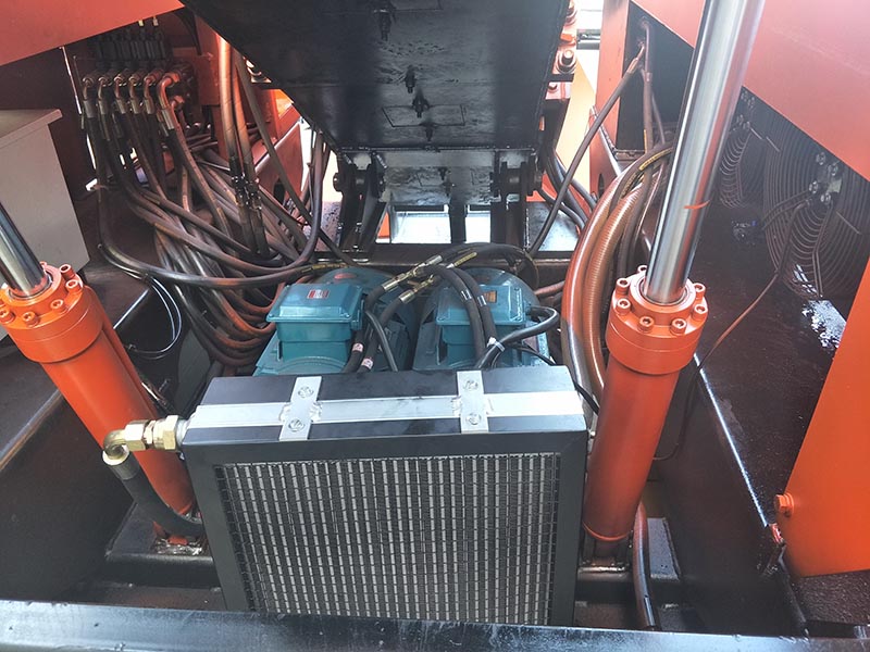 矿山履带扒渣机.jpg 矿山履带扒渣机.jpg